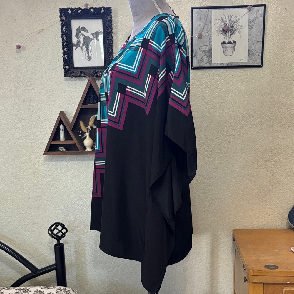 Geometric Patterned flowy top - Picture 4 of 6